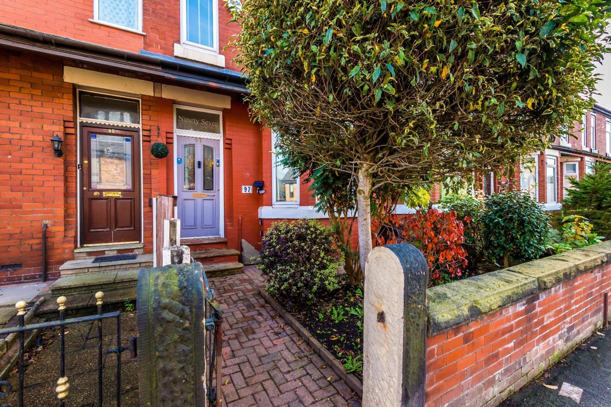 R&R At A Character Victorian Home Manchester Exterior photo