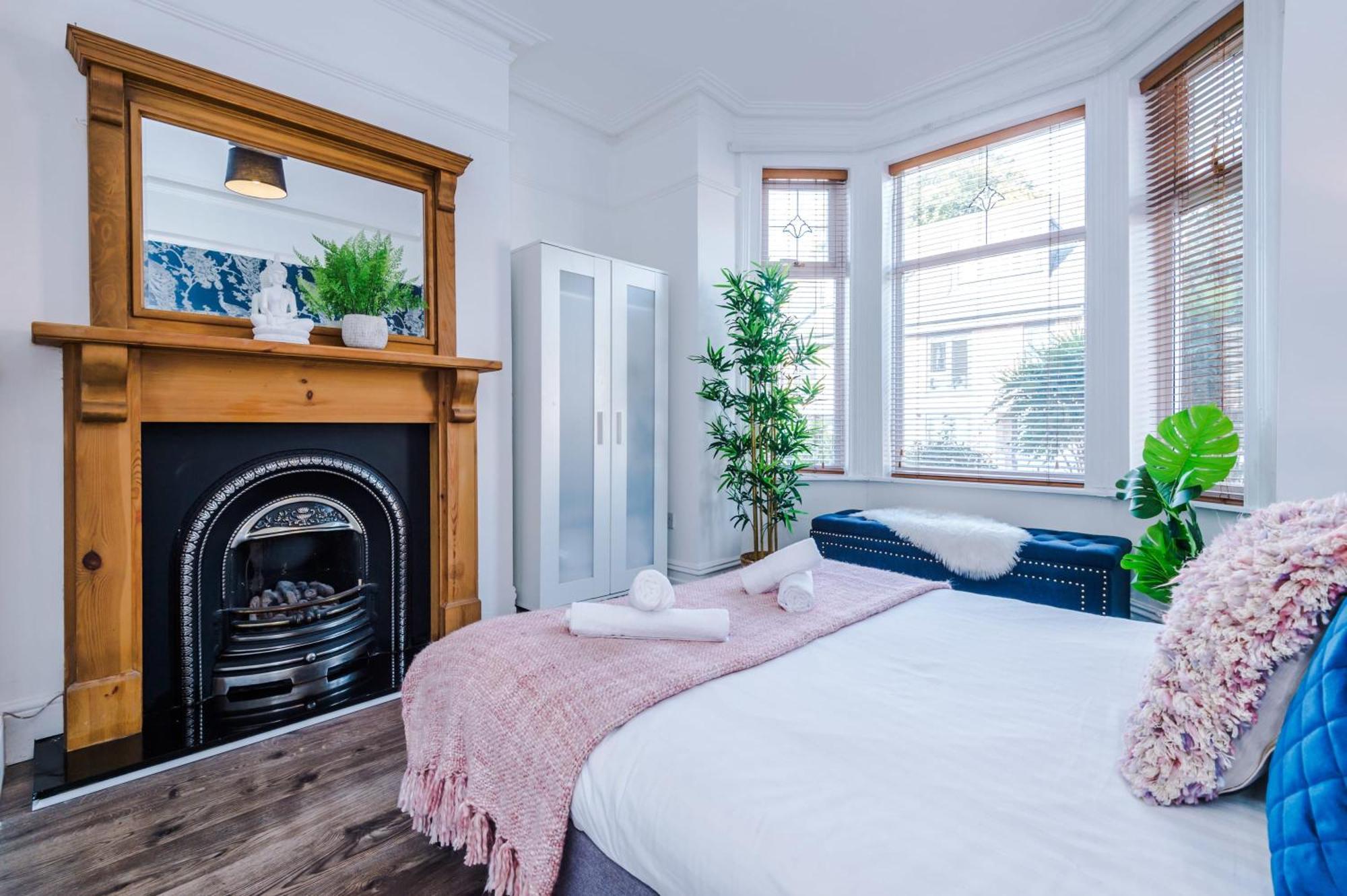 R&R At A Character Victorian Home Manchester Exterior photo